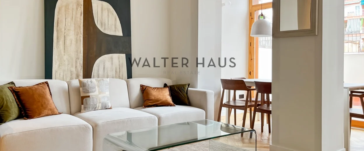 LLOGUER DE TEMPORADA. MOBLAT I EQUIPAT PREMIUM. Exclusiu pis renovat al cor de l’Eixample, Barcelona. Aquest pis lluminós, completament reformat el 2024, compta amb una superfície construïda de 110 m², acuradament dissenyada per oferir comoditat i funcionalitat. Ubicat en un edifici senyorial del 1900, l’habitatge combina a la perfecció elements històrics com sostres de volta catalana i fusteria original amb detalls moderns i acabats d’alta qualitat. La distribució inclou un vestíbul amb armaris de paret, una suite principal amb balcó al carrer i bany complet, un segon dormitori amb accés al pati interior, un segon bany complet, i un ampli saló-menjador connectat amb una cuina equipada amb electrodomèstics de primeres marques. A més, hi destaca una terrassa privada de 19,19 m² i un innovador sistema d’Aerotèrmia que garanteix un confort tèrmic eficient i sostenible. Situat a una de les avingudes més icòniques de l’Eixample, aquest pis està envoltat d’edificis modernistes, centres culturals, restaurants de prestigi i tots els serveis essencials. La seva ubicació ofereix un estil de vida únic a l’epicentre cultural i social de Barcelona. A Walter Haus, treballem per oferir propietats que no només compleixin les seves necessitats, sinó que també superin les seves expectatives. Us convidem a descobrir aquesta llar única i gaudir d’una experiència de lloguer incomparable. Contacti’ns per a més informació!*En compliment de la Llei 12/2023, Llei 18/2007 i Decret Llei 01/2025, informem que:Preu últim contracte: €6.000Condició de gran forquilla: NoSistema Estatal de Referència de Preus de Lloguer d´Habitatge: 1365,90€ Despeses de Comunitat i I.B.I.: inclosesCost dels subministraments: no inclosos al preu.