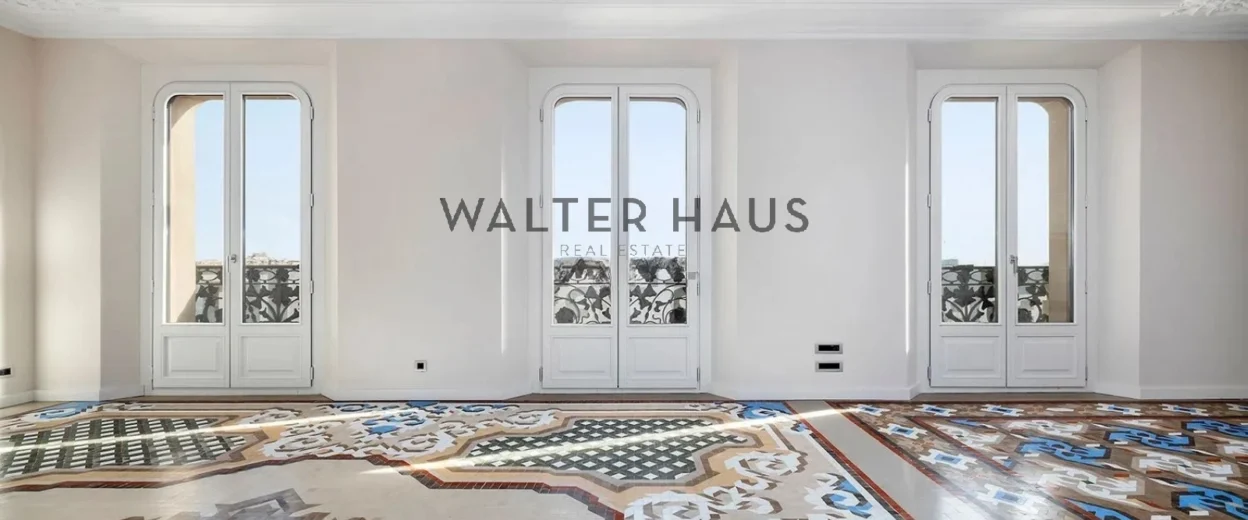 Luxurious renovated penthouse in a modernist building facing the sea