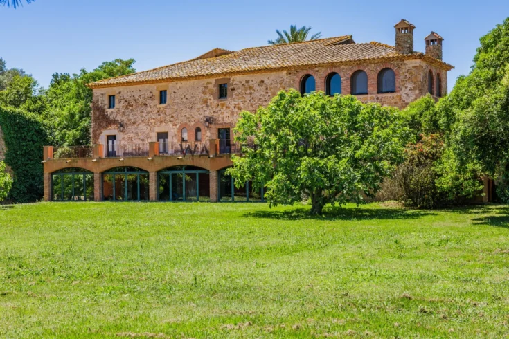 Impressive 15th century farmhouse in Parlavà, Girona