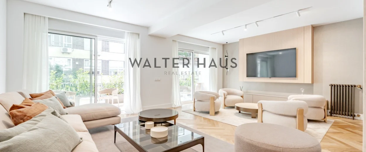 Appartement de luxe rénové à Castellana, Madrid, avec terrasse, garage et débarras.