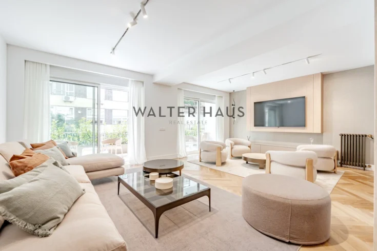 Appartement de luxe rénové à Castellana, Madrid, avec terrasse, garage et débarras.