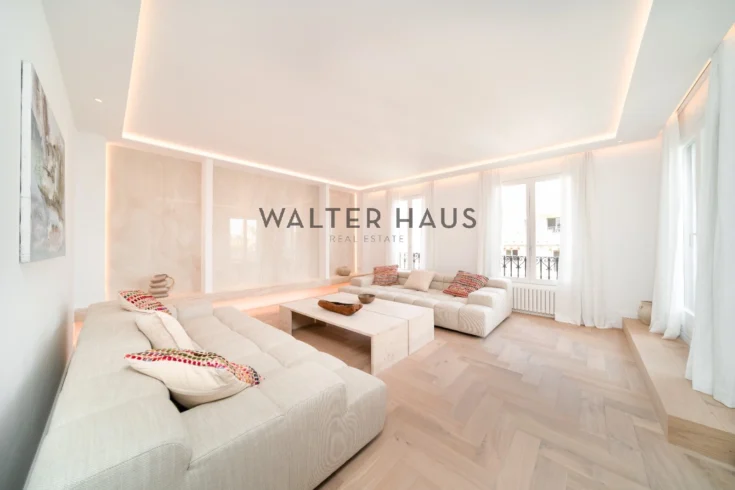 Penthouse de luxe rénové avec terrasse dans un immeuble classique de 1900 du quartier de l’Eixample à Barcelone