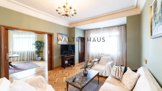 Spacieux appartement à rénover avec terrasse à Guindalera, Madrid.