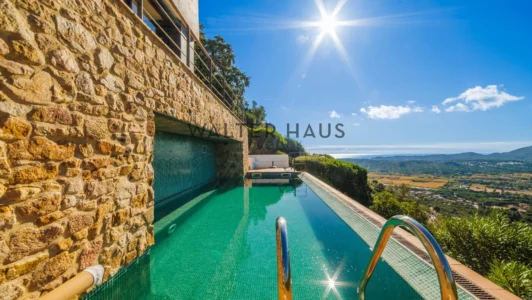 Maison design moderne avec vue imprenable sur la mer et les montagnes, Les Teules, Santa Cristina