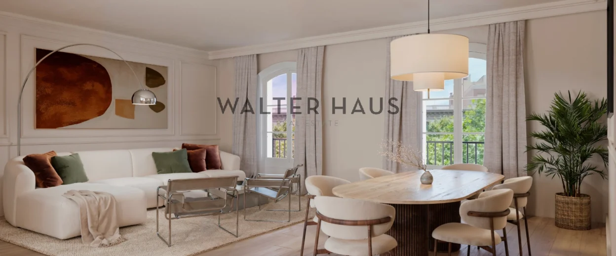 Pis amb terrassa en procés de reforma a Pau Claris, Barcelona