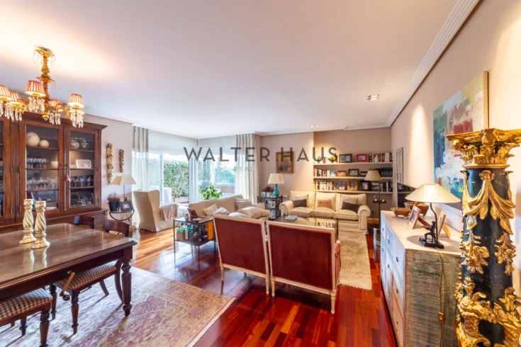 Appartement exquis à vendre avec une grande terrasse dans une urbanisation exclusive du quartier d’El Encinar de los Reyes, à Madrid.