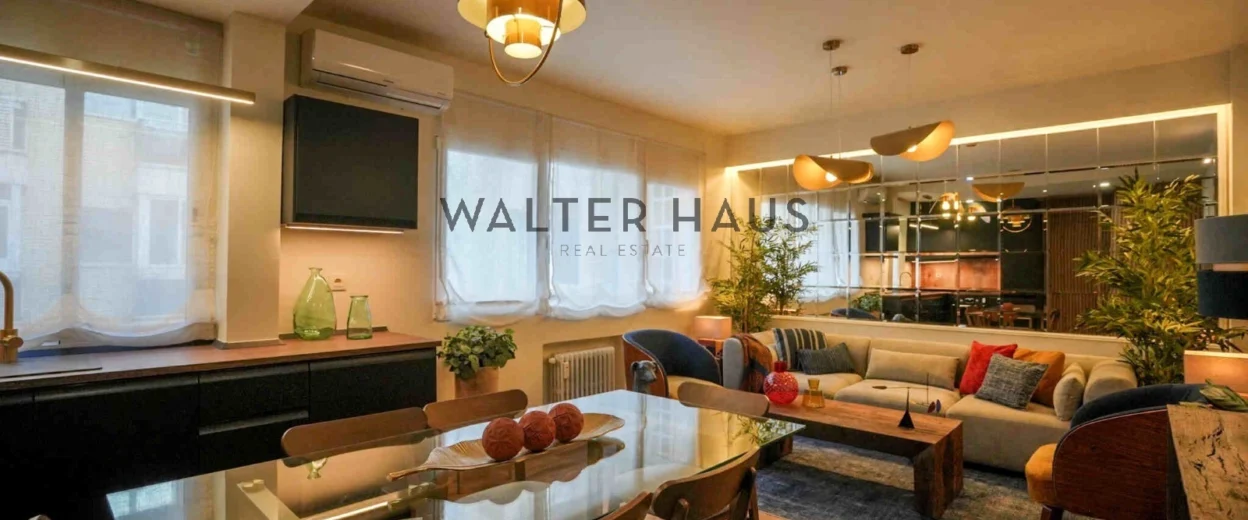 Apartment for sale, renovated, with parking space in a building in Recoletos, Madrid.