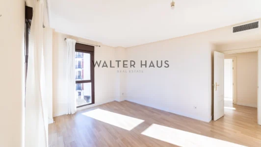 Piso exterior en venta con plaza de garaje, en Centro, Madrid