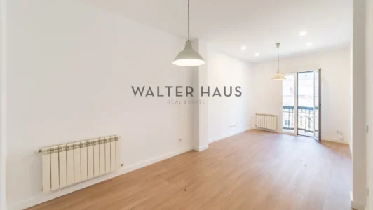 Renovated apartment for sale in Trafalgar, Madrid.