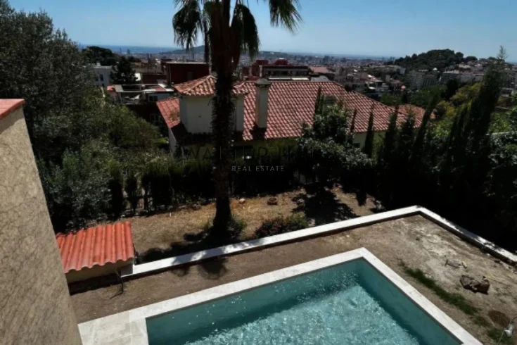 Villa rénovée avec piscine et vue panoramique à vendre à Vallcarca, Barcelone