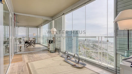 Appartement à louer avec terrasse, parking et piscine commune à Diagonal Mar, Barcelone