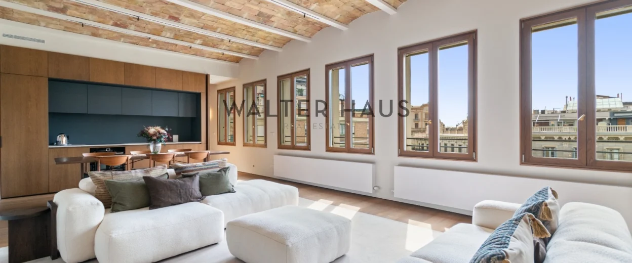 Renovated apartment with luxury materials and private terrace in L’Eixample, Barcelona