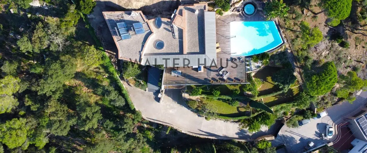 Propietat única de disseny d’autor, obra del conegut arquitecte francès Erik Morvan