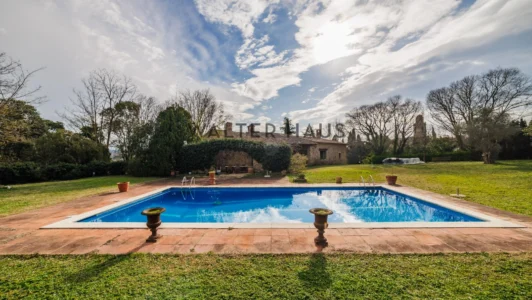 Masía restaurada con piscina, jardines y campos, Corçà
