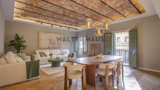 Bright, renovated apartment with views of Barcelona Cathedral