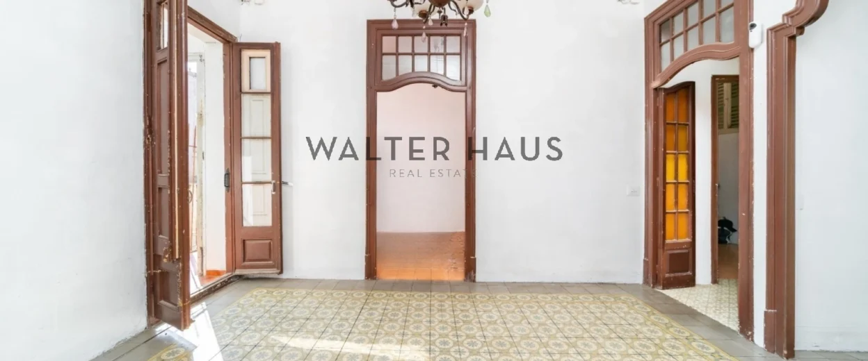 Pis amb terrassa privada per reformar a finca règia al Quadrat d’Or, Barcelona