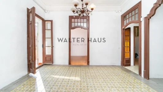 Pis amb terrassa privada per reformar a finca règia al Quadrat d’Or, Barcelona