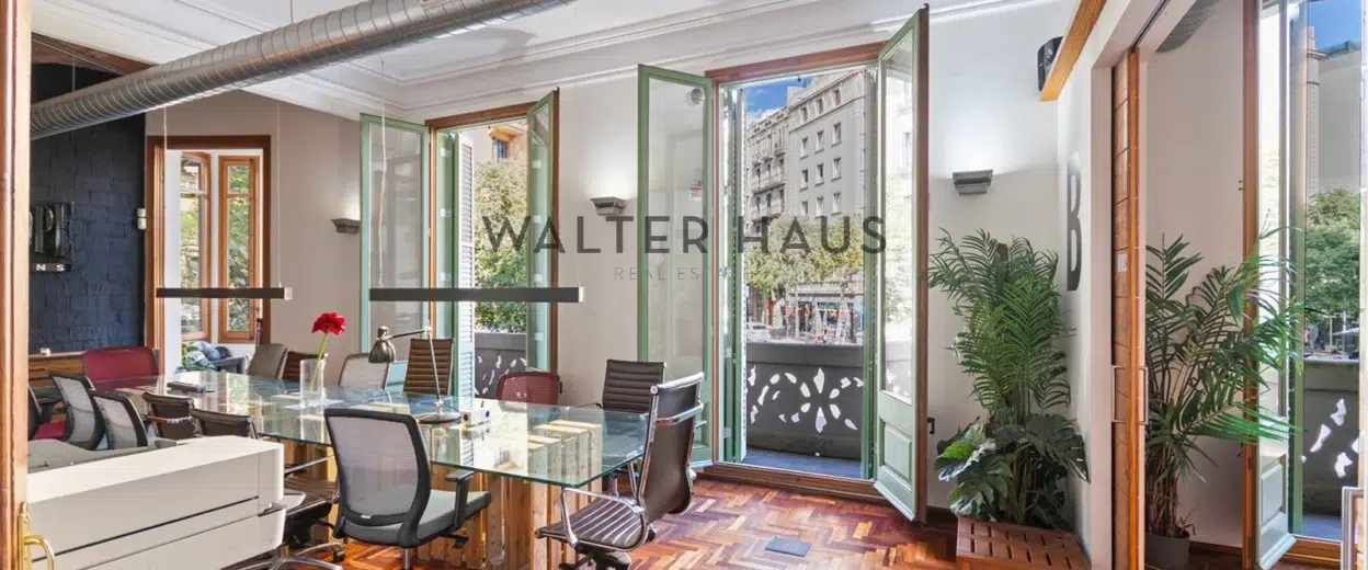 Appartement d&rsquo;angle dans un immeuble de standing à vendre dans le quartier Eixample Esquerra, à Barcelone.