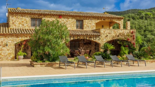 Rustic estate with pool, spa and guest house, Calonge