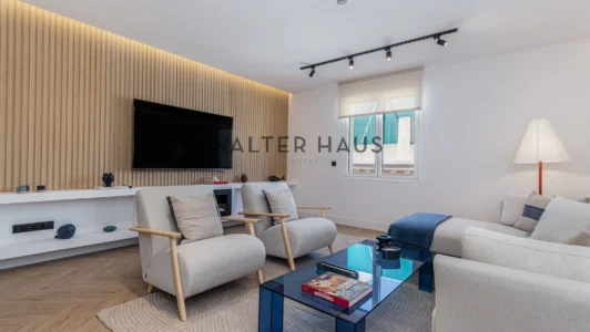 Pis reformat en venda, en finca clàssica al barri Cortes-Huertas, Madrid