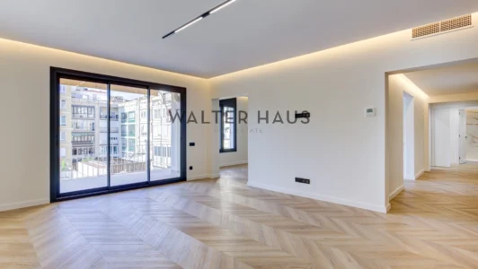 Appartement rénové avec terrasse à vendre dans la Dreta de l&rsquo;Eixample, Barcelone