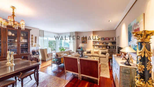 Exquisito piso en venta con amplia terraza en urbanización exclusiva de El Encinar de los Reyes, Madrid.