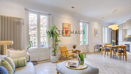 Appartement rénové avec terrasse à proximité du Passeig Sant Joan, Barcelone