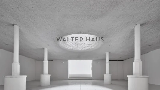 Renovated designer commercial premises with double access in the center of Barcelona