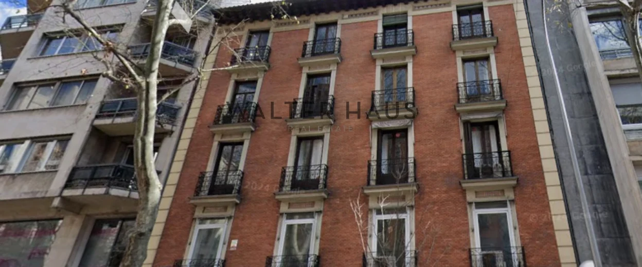 Building for sale in Recoletos, Madrid.