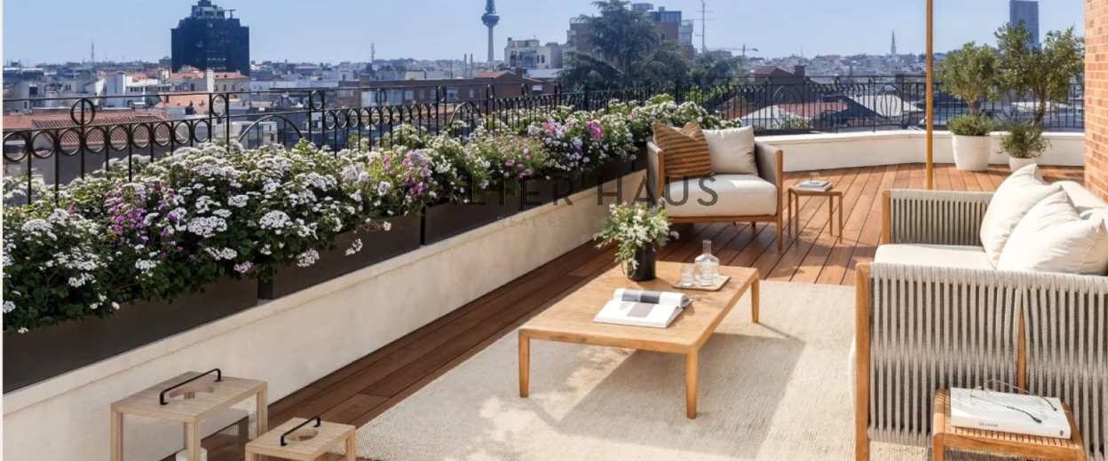 Penthouse for sale, renovated in Almagro, Madrid