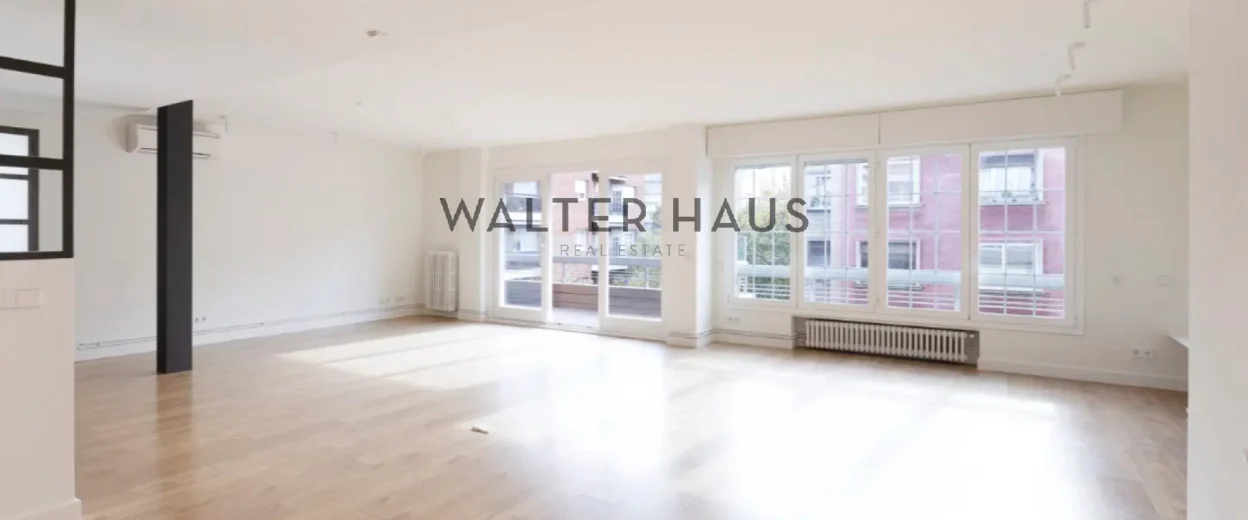 Appartement rénové de standing avec deux terrasses et place de parking à Bonanova