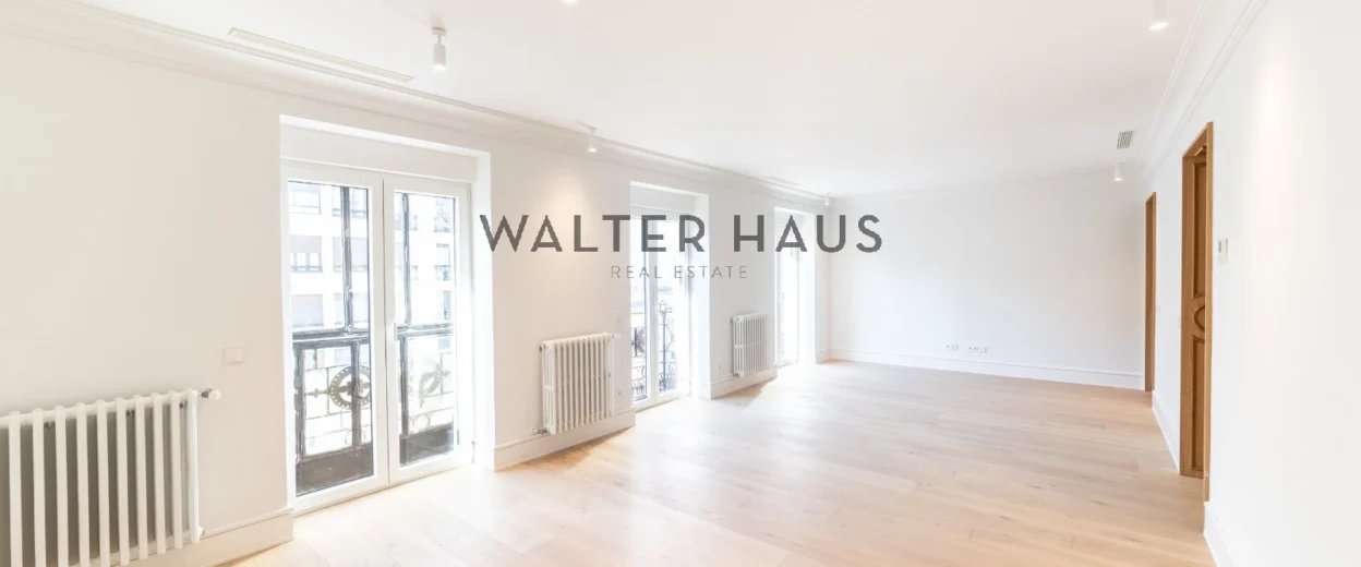 Completely renovated apartment for sale in Recoletos, Madrid.