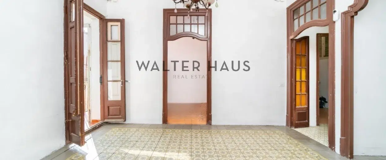 Pis amb terrassa privada per reformar a finca règia al Quadrat d’Or, Barcelona