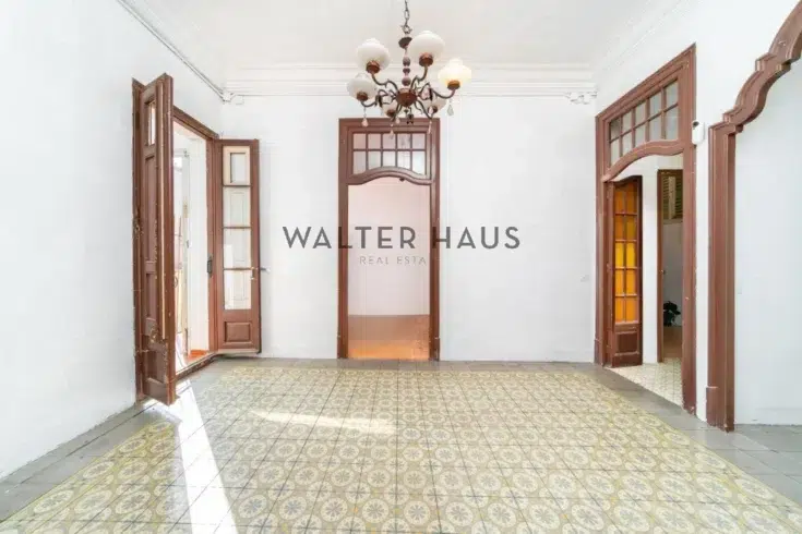 Apartment with private terrace to renovate in a stately building in the Quadrat d’Or, Barcelona