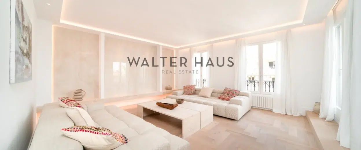 Luxury renovated penthouse with terrace in a classic 1900 building in the Eixample district of Barcelona