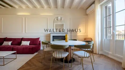 Appartement exclusif rénové avec balcon et vue sur le port, dans un immeuble de prestige du Port Vell, à Barcelone.