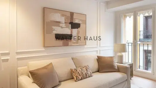 Appartement rénové à vendre, avec 3 balcons donnant sur la rue, à Justicia, Madrid