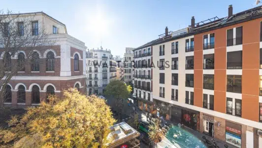 Exterior apartment for sale with parking space, in the city center of Madrid.