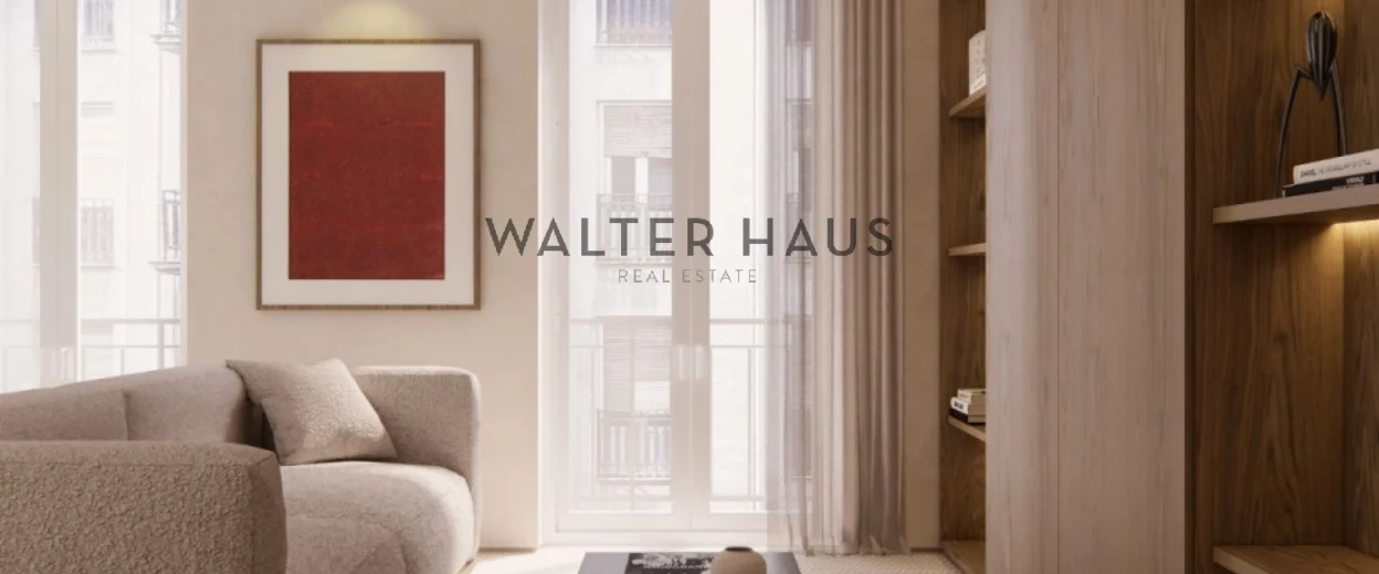 Apartment to renovate with 8 balconies facing the street, in Río Rosas, Madrid