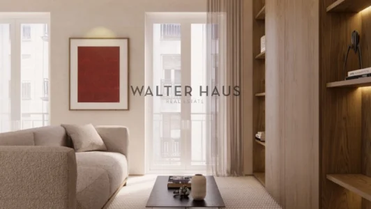 Apartment to renovate with 8 balconies facing the street, in Río Rosas, Madrid