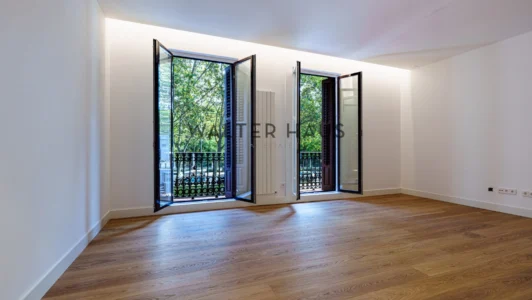 Piso exterior reformado en venta en Cortes, Madrid