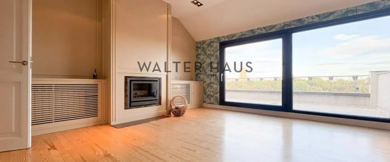 Protegit: Àtic dúplex de lloguer amb àmplia terrassa a Jerónimos, Madrid.